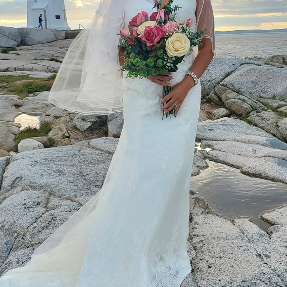 Ivory wedding gown - Picture 1 of 3